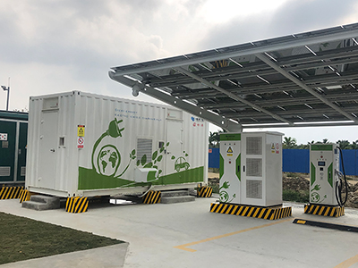 Borne de Recharge Couplée à du Photovoltaïque et le Stockage d'Énergie