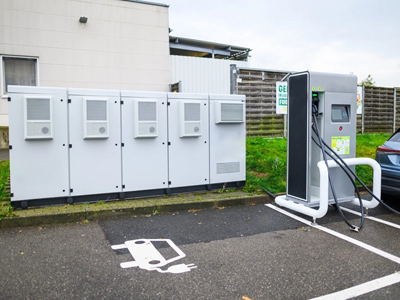 Solution hors réseau avec stockage d'énergie + chargeur VE